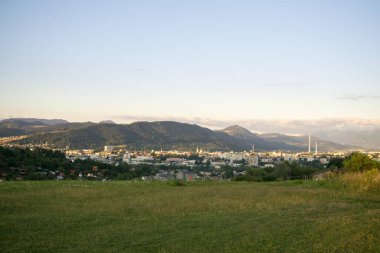 Mavi gökyüzü ile dağlarda çayır 