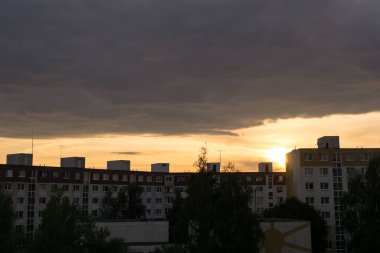 Zilina şehrindeki binaların üzerinde gün doğumu ve günbatımı. Slovakya 