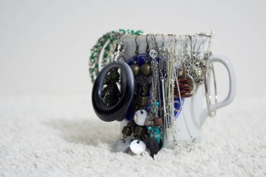 Işık arkaplanındaki bijouterie bardağını kapat 