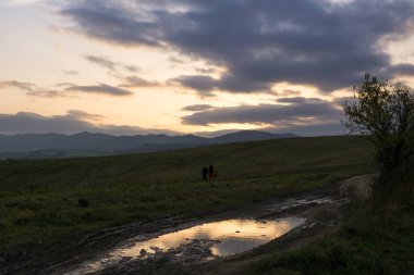 Tepelerve kasabaüzerinde gün doğumu ve gün batımı. Slovakya