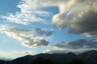 Arkasında dağlar olan güzel bir manzara.