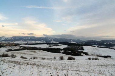 Kış boyunca kar altında doğa. Slovakya