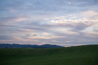 Dağlardaki çayır inanılmaz doğal manzara