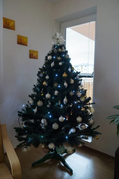 Perto Árvore Abeto Natal Decorada — Fotografia de Stock