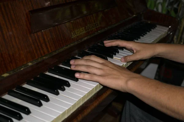 Gros Plan Des Mains Musicien Jouant Piano — Photo