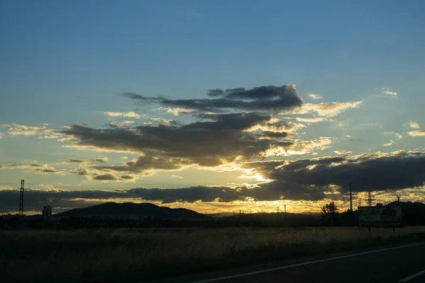 Vue Beau Ciel Nuageux Coucher Soleil Sur Route Champ Avec — Photo