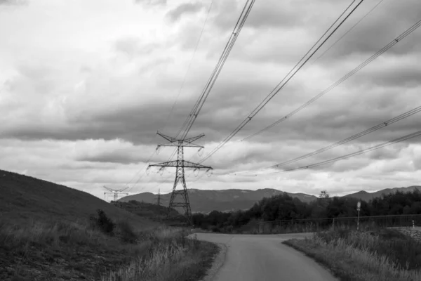 空を背景にした送電線塔 — ストック写真