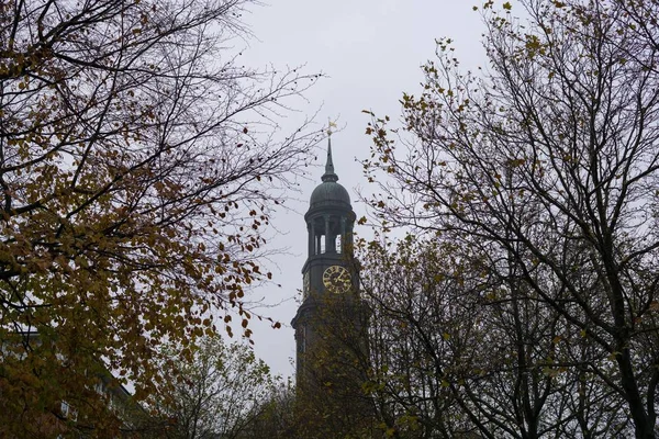 Hamburg, Almanya - 15 Kasım 2017: Hamburg 'daki St. Michael Kilisesi. Almanya