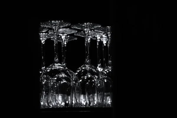 关闭酒吧柜台上清晰的玻璃杯 — 图库照片