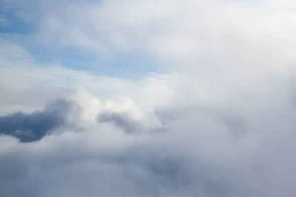 在云层之上 从飞机上拍摄的照片 — 图库照片