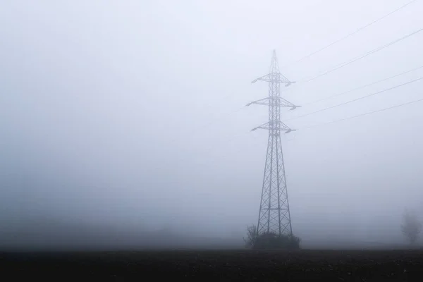 Ηλεκτρικό Πυλώνα Στο Πεδίο Ομίχλη — Φωτογραφία Αρχείου
