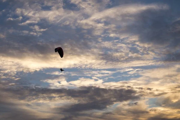 Paraglider Modré Obloze Sportovec Letící Padáku — Stock fotografie