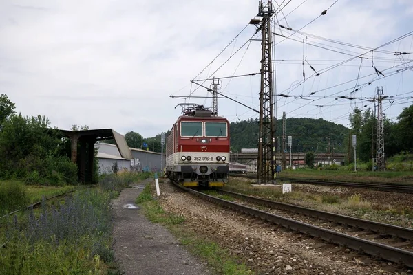Comboio Estação Ferroviária Segundo Plano — Fotografia de Stock