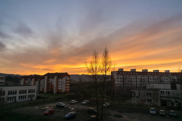 Fel Oranje Zonsondergang Boven Stadsgebouwen — Stockfoto