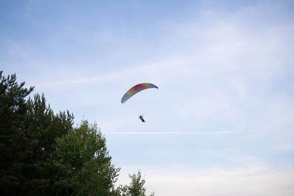Paraglider Modré Obloze Sportovec Letící Padáku — Stock fotografie