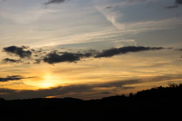 雲の中に沈む夕日を眺め — ストック写真