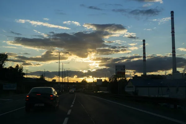 Widok Pięknego Zachmurzonego Słońca Niebo Nad Drogą — Zdjęcie stockowe