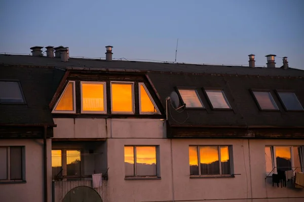 Fel Oranje Zonsondergang Boven Stadsgebouwen — Stockfoto