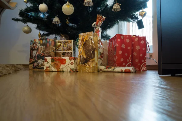 Nahaufnahme Von Weihnachtsgeschenken Unter Dem Tannenbaum — Stockfoto