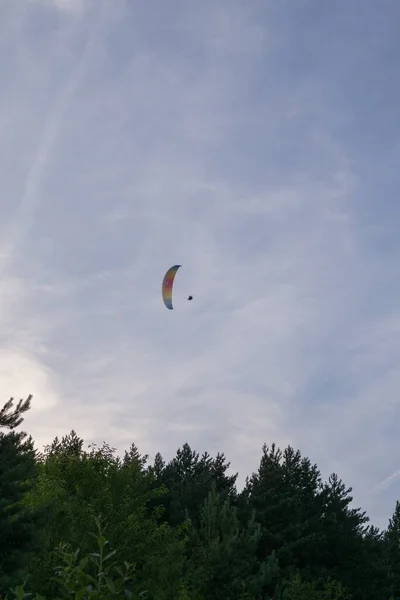 Paraglider Blauwe Lucht Sportman Die Een Paraglider Vliegt — Stockfoto