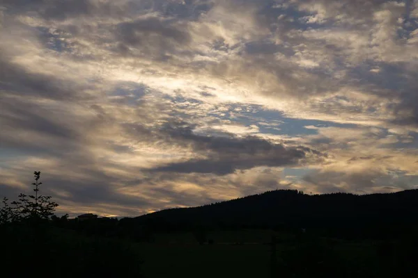 日落时田野中美丽的风景 — 图库照片