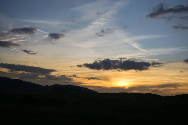 雲の中に沈む夕日を眺め — ストック写真