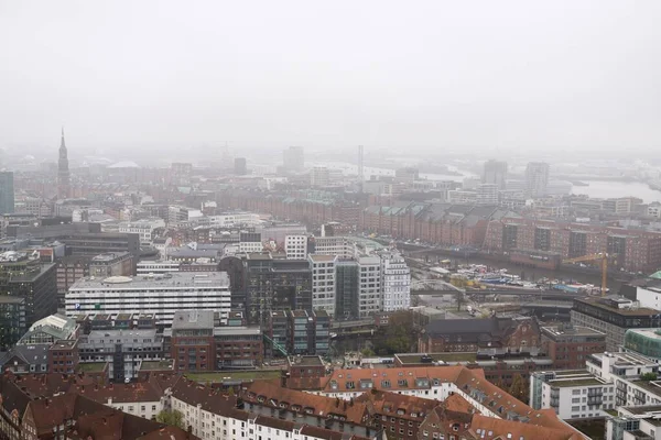 Nebeliges Stadtbild Tagsüber Fotografiert — Stockfoto