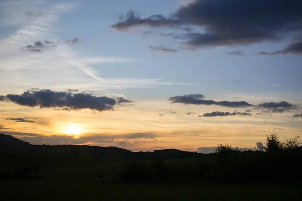Θέα Ενός Ηλιοβασιλέματος Στα Σύννεφα — Φωτογραφία Αρχείου