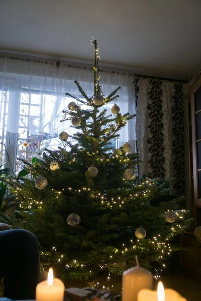 Perto Árvore Abeto Natal Decorada — Fotografia de Stock