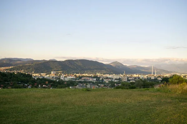 Wiese Den Bergen Mit Blauem Himmel — Stockfoto