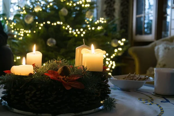 기사보기 크리스마스 전나무와 촛불로 장식된 크리스마스 전나무 — 스톡 사진