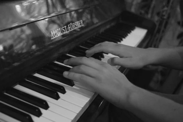 ピアノを弾いている音楽家の手を閉じて — ストック写真