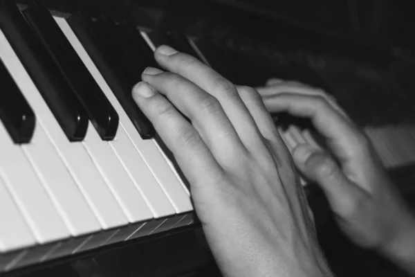 Nahaufnahme Der Hände Eines Klavierspielers — Stockfoto