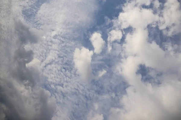 Błękitne Niebo Chmurami Dzień Strzał — Zdjęcie stockowe