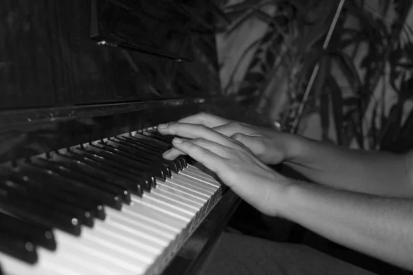 Piyano Çalan Bir Müzisyenin Ellerini Kapat — Stok fotoğraf