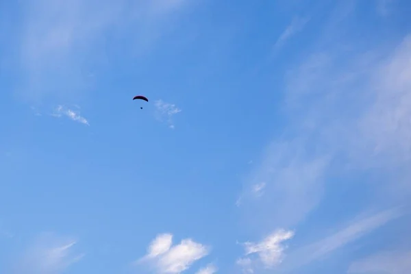 Mavi Gökyüzünde Paraglider Paraşüt Üzerinde Uçan Sporcu — Stok fotoğraf