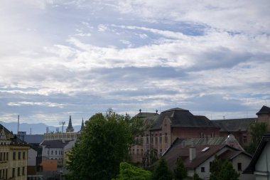 Şehirdeki binaların üzerinde gün doğumu ya da gün batımı. Slovakya