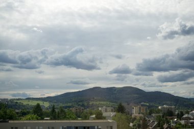 Zilina şehrindeki binaların üzerinde gün doğumu ve gün batımı. Slovakya