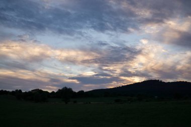 Dağlardaki çayır inanılmaz doğal manzara
