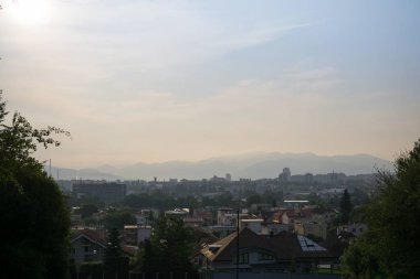 Zilina şehrindeki binaların üzerinde gün doğumu ve günbatımı. Slovakya 