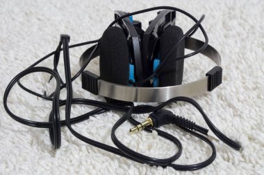 Işık arkaplanındaki kulaklıkları kapat