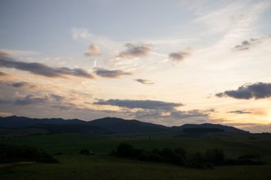 Dağlarda sisli bir sabah. Gündüz çekimi