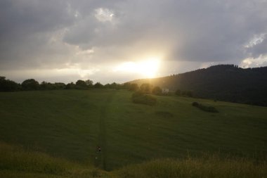 Renkli bulutlarla gün batımı ve gün doğumu. Slovakya