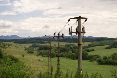 Gökyüzü arkaplanındaki elektrik hatları kulesi