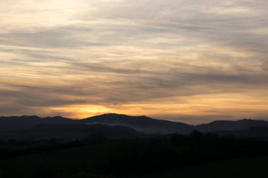 Slovakya 'nın tepelerinde güzel gün batımı