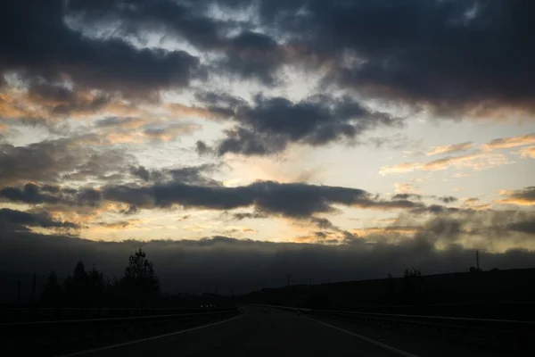 Manhã Nebulosa Nas Montanhas Tiro Diurno — Fotografia de Stock