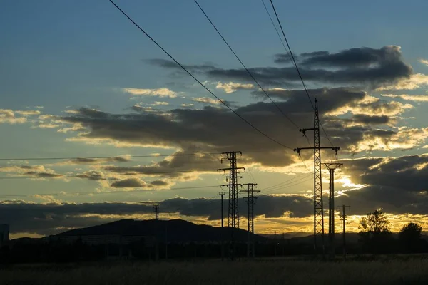 Pohled Krásnou Oblačnou Oblohu Siluetami Elektrických Věží Kopců — Stock fotografie