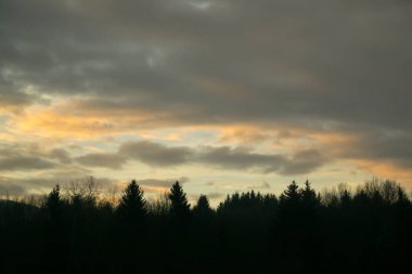 Dağların üzerinde parlak gün batımı  