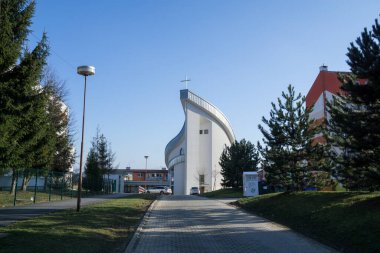 Şehirde haçı olan Protestan kilisesi