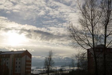 Avrupa kenti üzerinde bulutlu bir gökyüzü